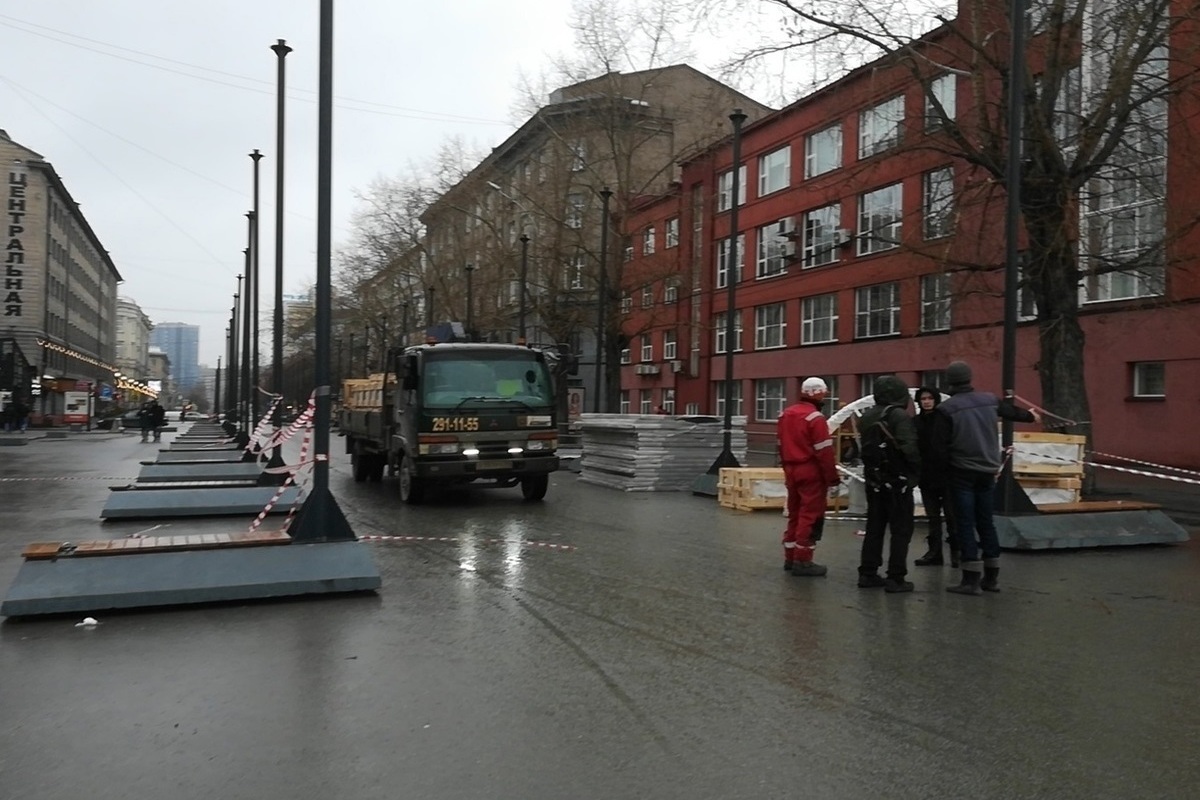 В Новосибирске улицу Ленина перекрыли бетонными блоками для украшения к Новому году