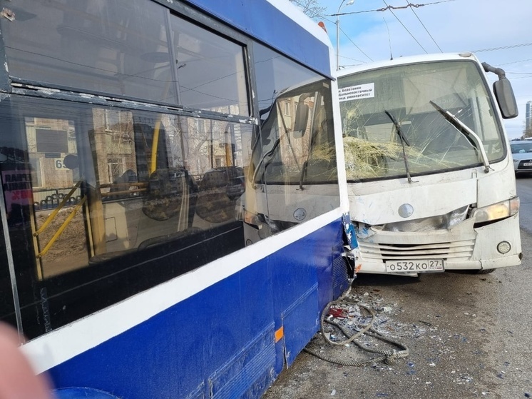 В Хабаровске маршрутка с пассажирами протаранила троллейбус
