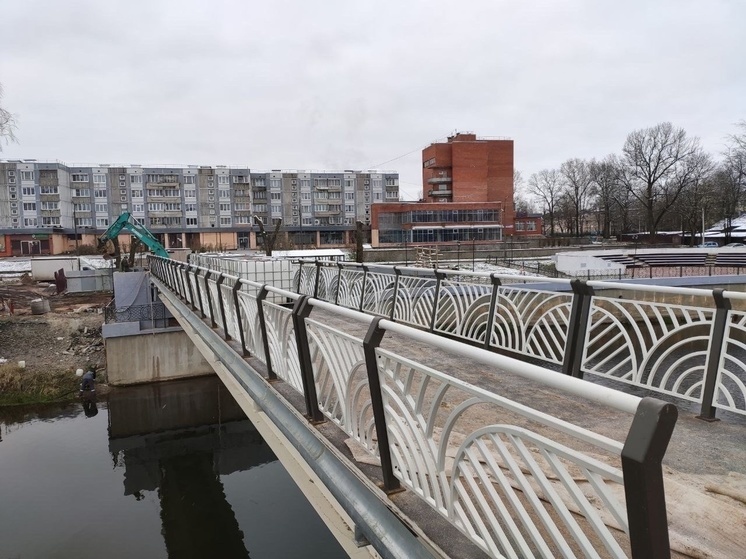 В Луге почти построили пешеходный мост