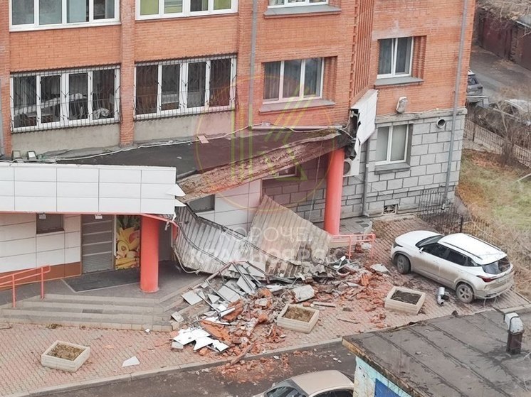 Крыши, деревья и машины повреждены ураганом со скоростью 33 м/с в Красноярске
