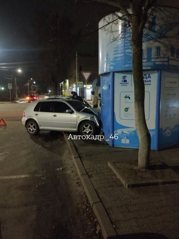 В Курске автомобиль протаранил киоск с питьевой водой на улице Менделеева