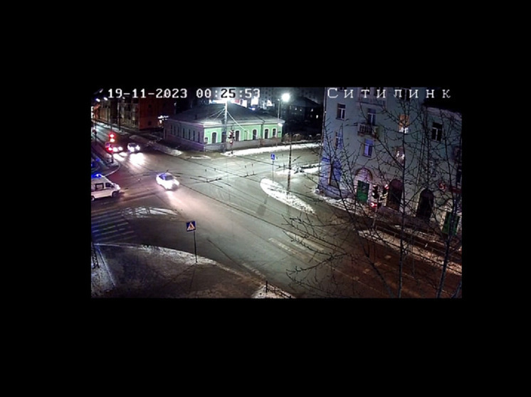 Автомобиль едва не «сбрил» капот машине Скорой в Петрозаводске