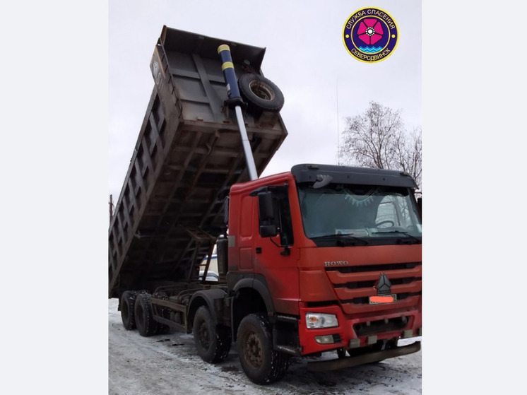 Автолюбители приняли поднятый кузов грузовика за перевернувшийся автомобиль на проезде в Северодвинске