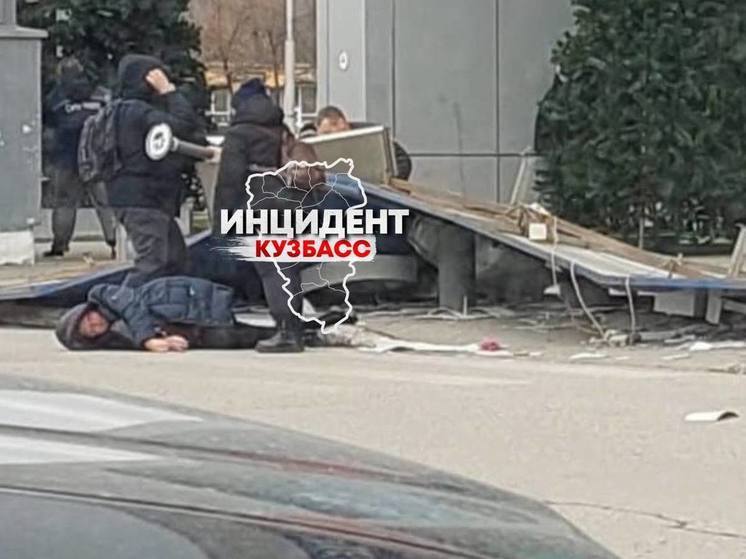 Женщина, на которую упала рекламная вывеска в Новокузнецке, жива