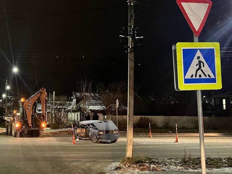 В Великом Новгороде столкнулись экскаватор и легковой автомобиль