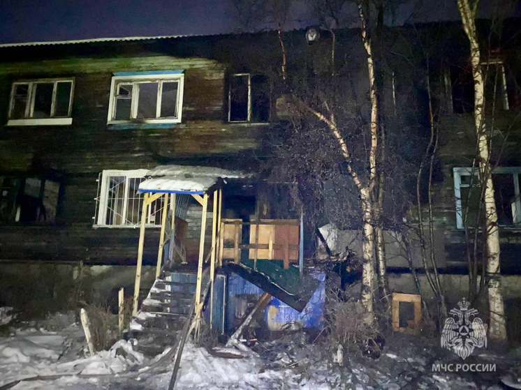 В Мурманске загорелся нежилой двухэтажный дом