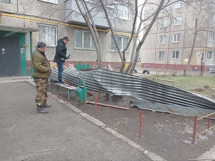 В Новоалтайске сорвало крышу с многоквартирного дома