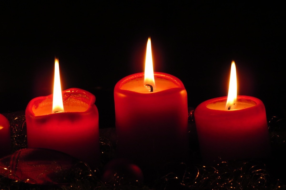 Петербуржцам рассказали, как могут навредить недорогие парафиновые свечи
