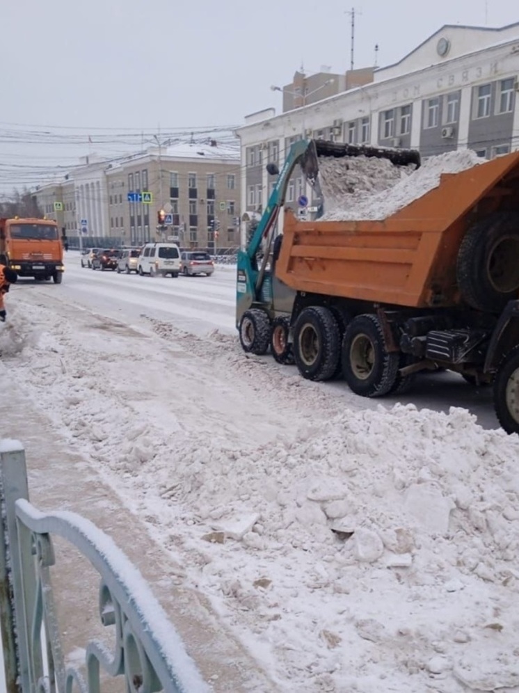 В Якутске ведется активная работа по уборке снега