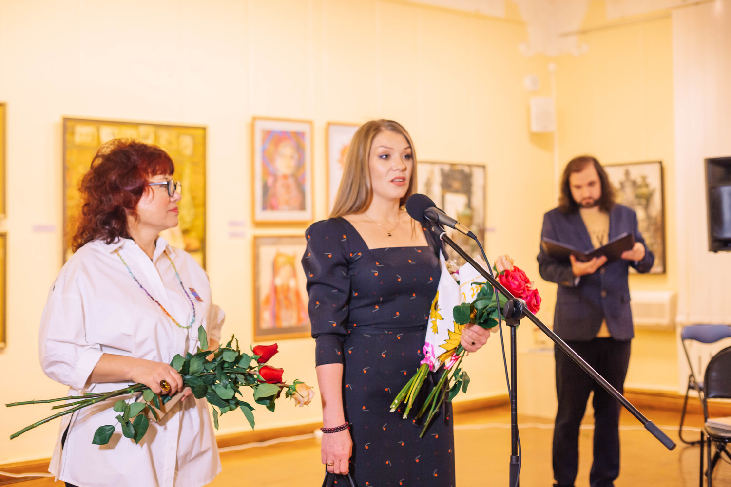 Выставка «Женщина в искусстве» о духовном наследии народов открылась в Хабаровске: фото