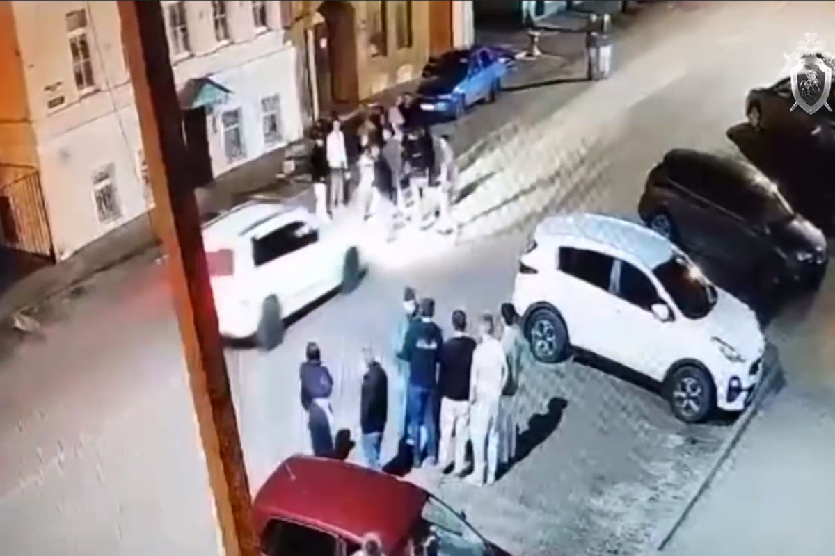В Боровичах водитель Mercedes намеренно въехал в группу людей