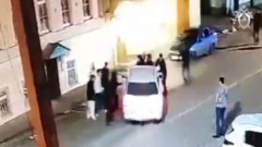 В Новгородской области мужчина после ссоры наехал на своих обидчиков: видео
