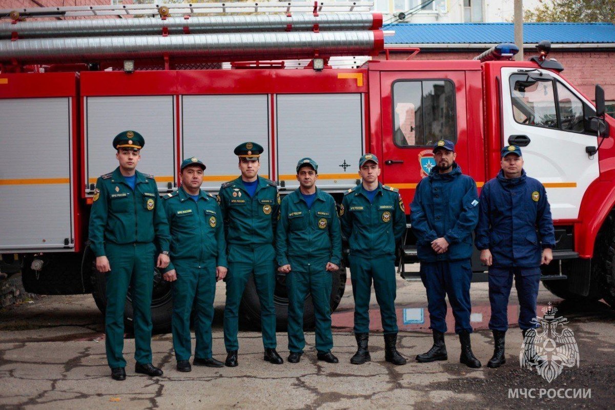 Стали известны имена спасателей, эвакуировавшие людей из обрушегося дома в Астрахани