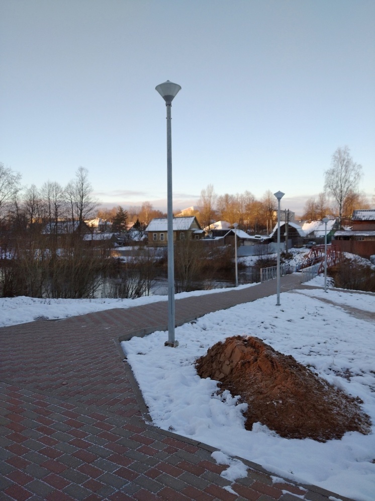 В Андреаполе Тверской области запасаются песком на зиму