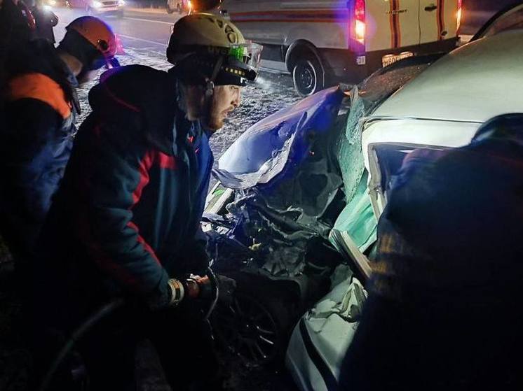 Спасатели показали фото с места аварии с Toyota Surf в Чите