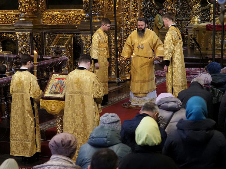 Прошла Божественная литургия в Свято-Успенском кафедральном соборе Смоленска