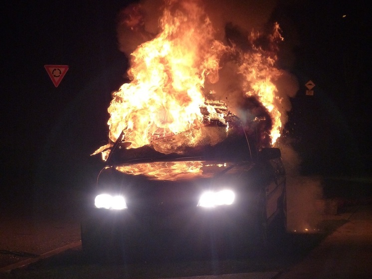 Два автомобиля загорелись в селе на Сахалине