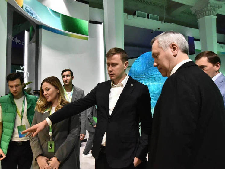 Салют, технологии и команда – что увидел в павильоне Сибирского банка Андрей Травников
