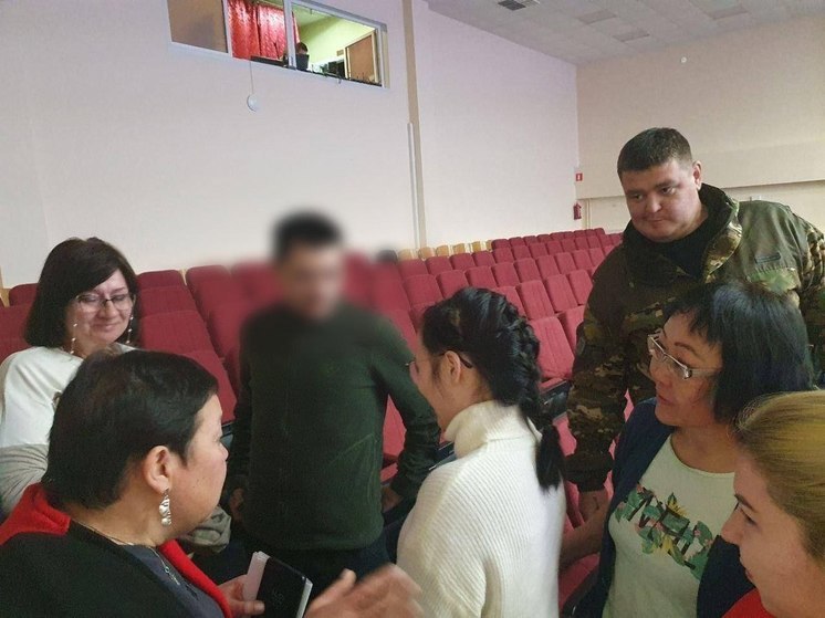 «Слезы радости»: в школе Салехарда встретили прибывшего с фронта сотрудника