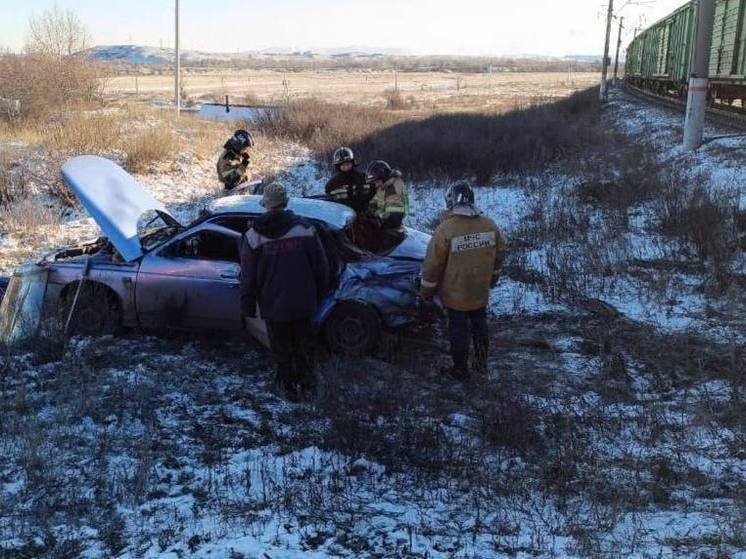 На Южном Урале легковушку смяло поездом