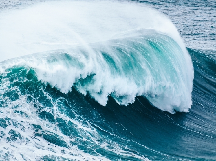 Жителей Камчатки предупредили в десятиметровых волнах у побережья