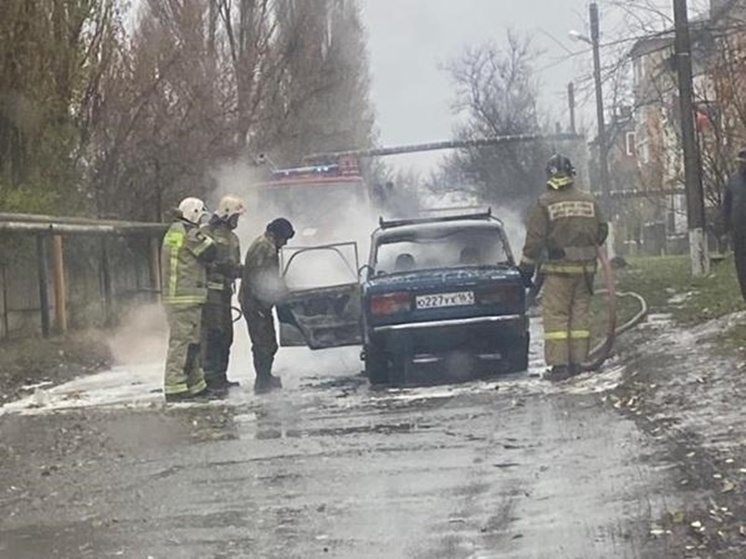 В Новошахтинске сгорел ВАЗ