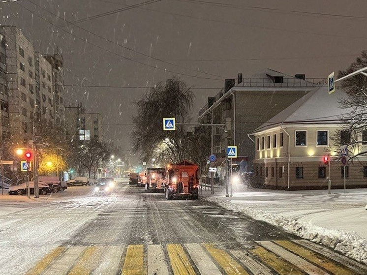 Ночью в Белгороде для уборки снега задействовали 61 единицу техники