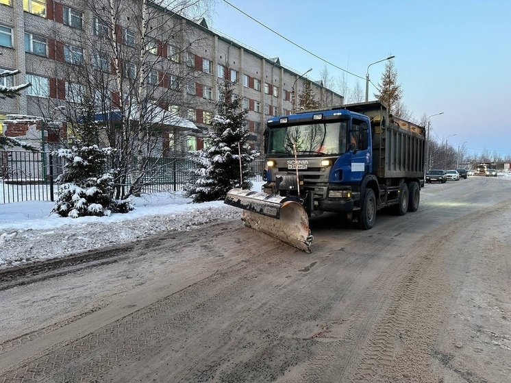 «Мезенцы»-дорожники чистят и вывозят снег с улиц Архангельска
