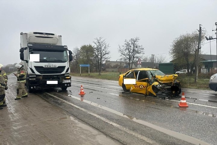 На Ставрополье таксист погиб в ДТП с грузовиком
