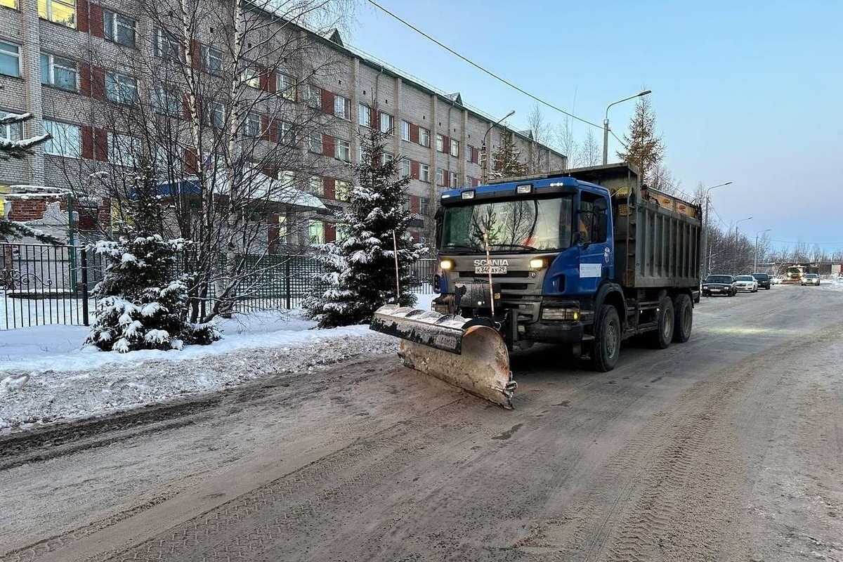 «Мезенцы»-дорожники чистят и вывозят снег с улиц Архангельска