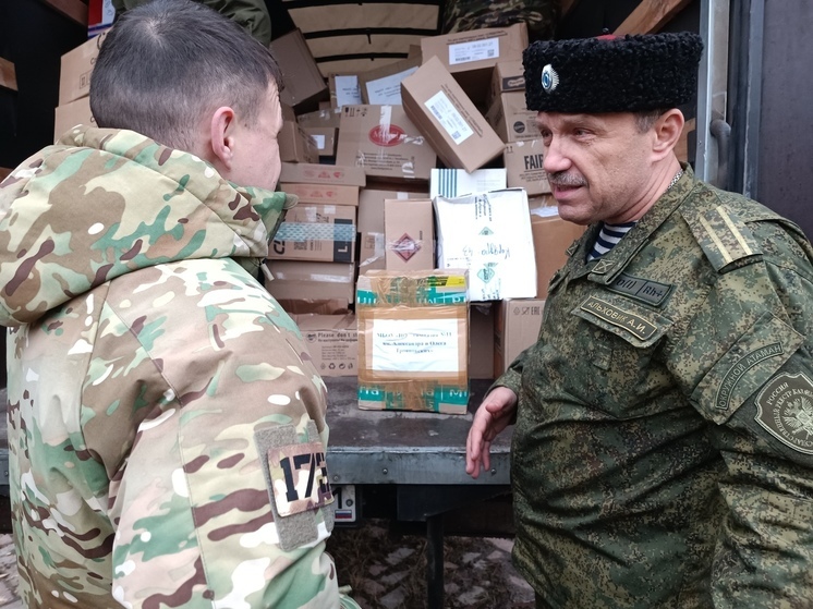 В Луганске десантники из Тулы приняли гуманитарную помощь