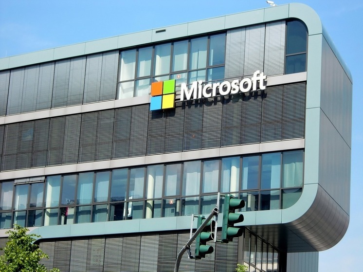 Microsoft взял на работу уволенного экс-гендиректора OpenAI