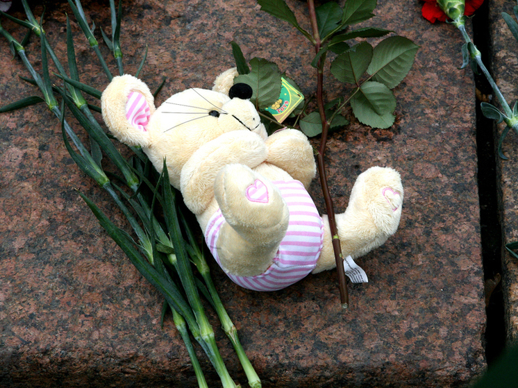 Мемориал из цветов и игрушек появился на месте гибели ребенка в Калининграде