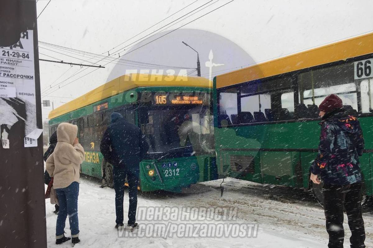 В Пензе троллейбус столкнулся с автобусом в Арбеково - МК Пенза