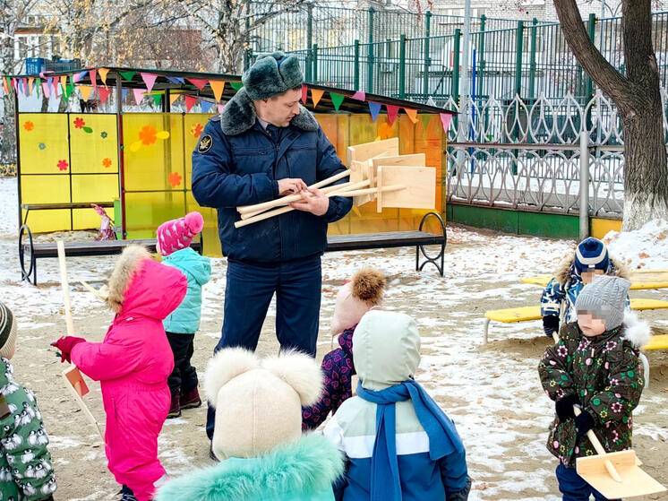 В Тюменской области осужденные изготовили полезные подарки для детского сада