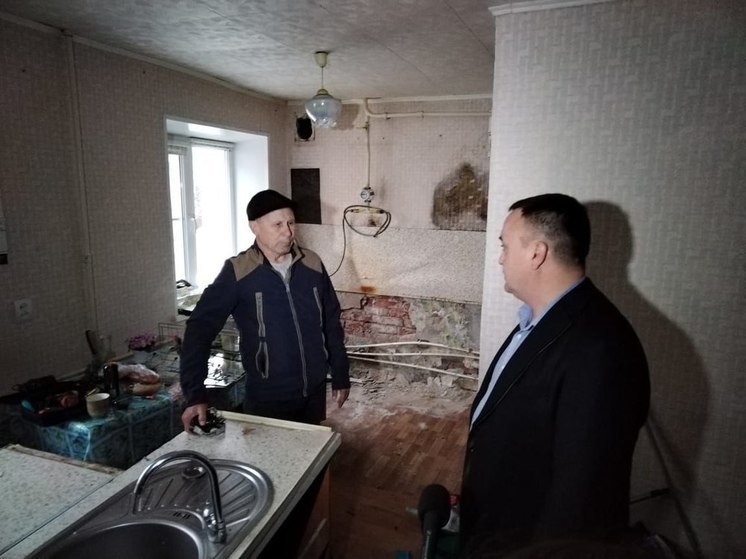 В Астрахани последствия обрушения дома помогает устранить городской штаб