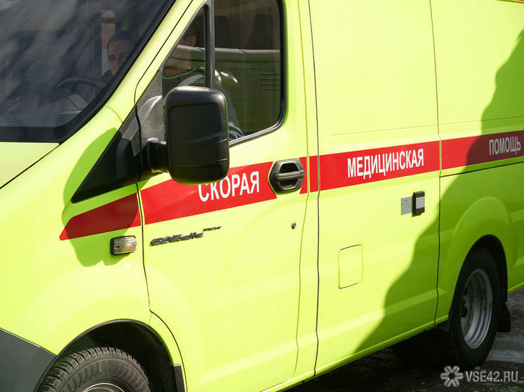 Переломы позвоночника получила женщина, на которую упал баннер в Новокузнецке