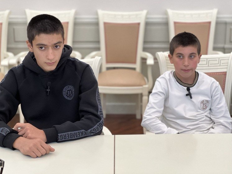 Школьников, которые спасли тонущих детей в Дагестане, наградили