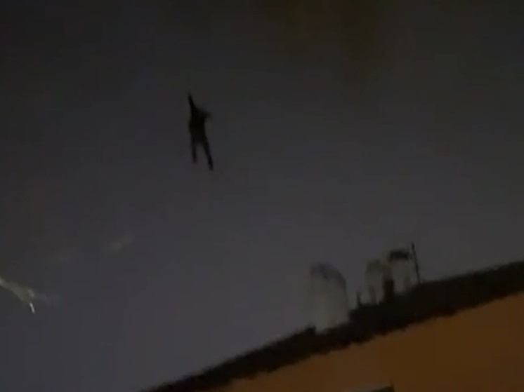 Житель Орска в наркотическом опьянении прыгал по электропроводам между домами