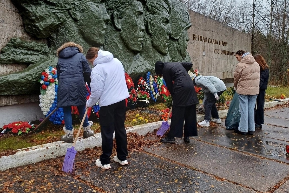 Юные активисты очистили воинские памятники в Сосновом Бору