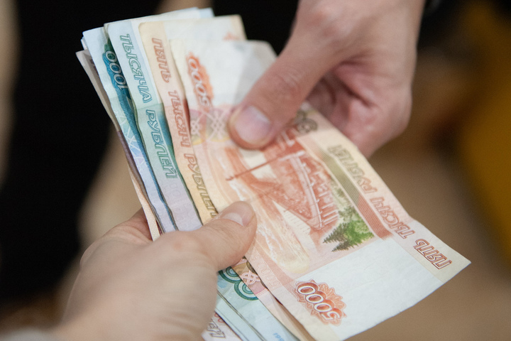Астраханка, желая покинуть родину, выплатила 250 тысяч рублей долга