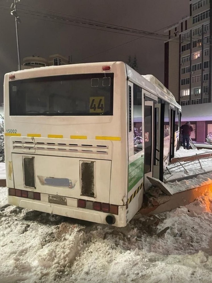 Длинномерный городской автобус № 44 чуть не протаранил музей «Арсенал»