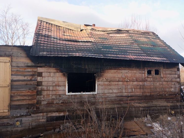 Пожарные несколько часов тушили баню в селе на Сахалине