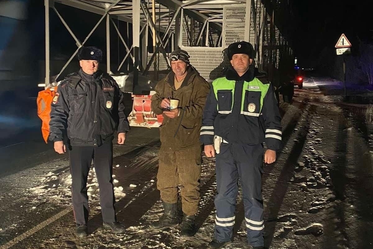 Инспекторы ГИБДД из Нового Уренгоя трижды за сутки помогли застрявшим на  трассе водителям сломавшихся авто - МК Ямал