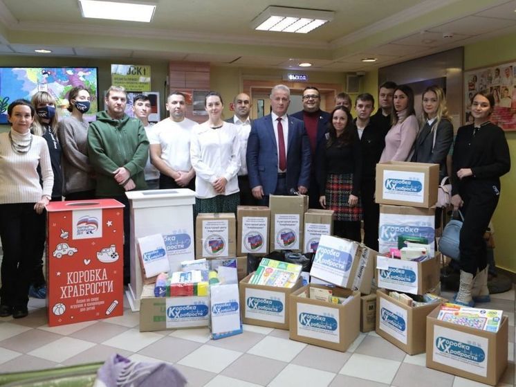 Юным пациентам Мурманской областной детской больницы подарили подарки