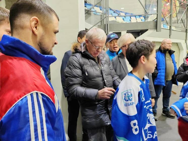 Вячеслав Фетисов дал автографы юным хоккеистами Бурятии
