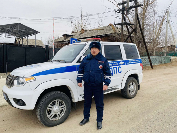 В Улан-Удэ сотрудник полиции помог автоледи с пустыми баками добраться до АЗС