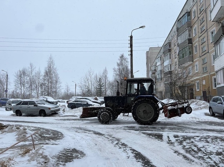 В Северодвинске 358 дворников вышли на борьбу со снегом близ многоэтажек