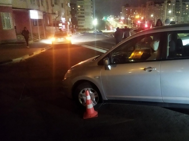 В Орле во дворе многоэтажки под колёса иномарки угодила женщина