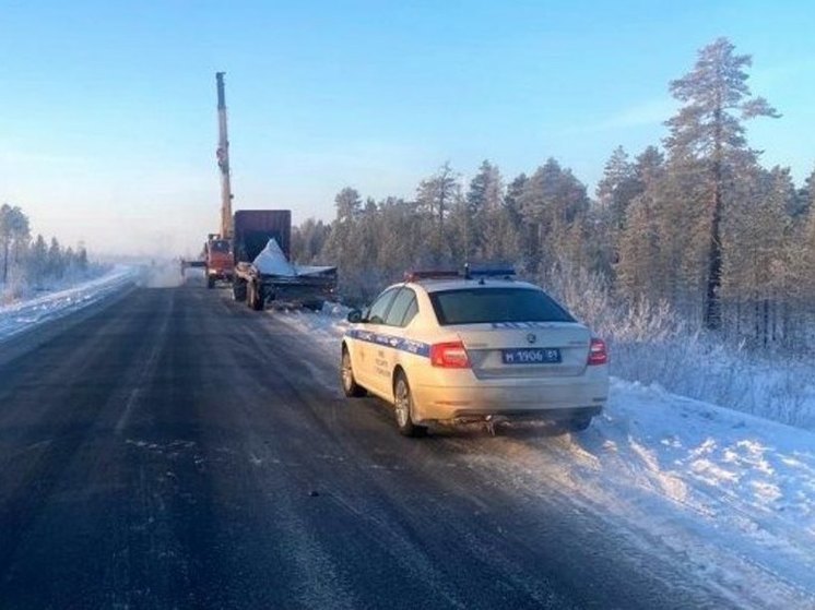 Сотрудники ГИБДД из Губкинского помогли водителю поднять свалившийся в кювет груз
